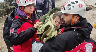 Kurtardıkları çocuğa verdikleri sözü tutup annesini de kurtardılar