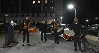 KYK yurtlarındaki depremzedelere Ramazan davulu sürprizi