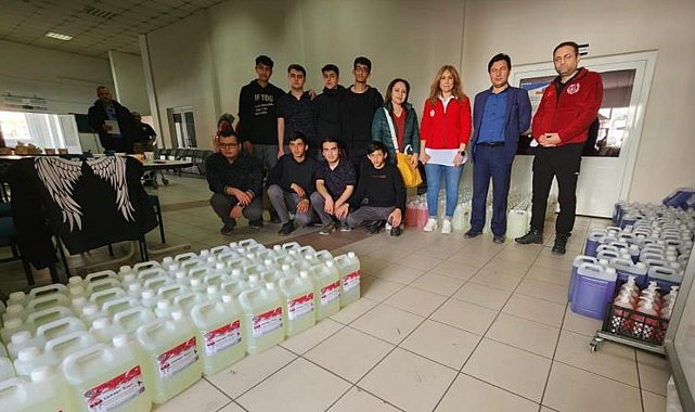 Lise öğrencileri depremzedeler için yüzlerce litre hijyen malzemesi üretti