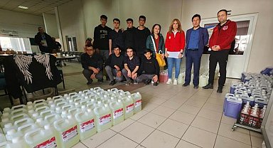 Lise öğrencileri depremzedeler için yüzlerce litre hijyen malzemesi üretti