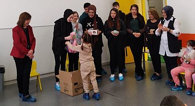 Liseliler ürettikleri oyuncakları deprem bölgesinden gelen minik öğrencilerle paylaştı