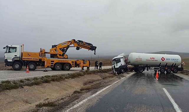 LPG yüklü tanker kaza yaptı, sürücü yara almadan kurtuldu