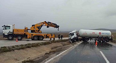 LPG yüklü tanker kaza yaptı, sürücü yara almadan kurtuldu