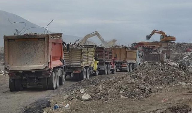 Mamak Belediyesi Samandağ'da enkaz kaldırıyor