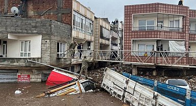 Mehmetçik selden etkilenen vatandaşlar için köprü kurdu
