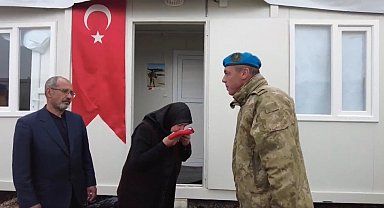 Mehmetçik'ten Şehit Piyade Üsteğmen Serkan Erkuş'un Malatya'da yaşayan ve depremden etkilenen ailesine anlamlı ziyaret