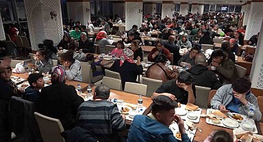 Memleketlerinden uzak kalan depremzedelerin ilk iftarı