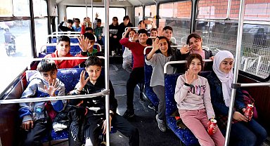 Mersin Büyükşehir Belediyesi 'Minikbüs' ile 2 bin 830 öğrenciye ulaşmak istiyor