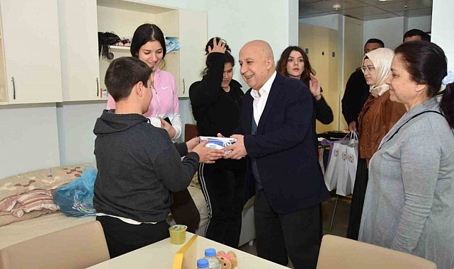 Mersin polisi, depremzedelerin yanında