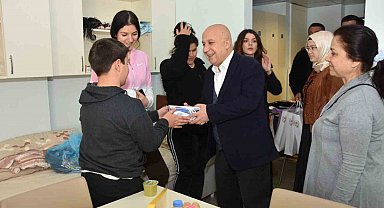 Mersin polisi, depremzedelerin yanında