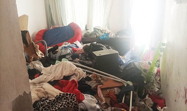 Mersin'de apartman dairesinden 3 kamyon çöp çıkarıldı