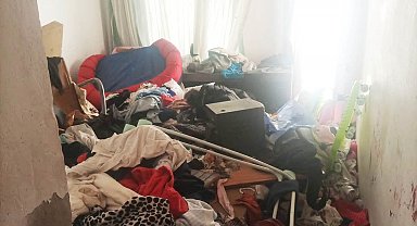 Mersin'de apartman dairesinden 3 kamyon çöp çıkarıldı