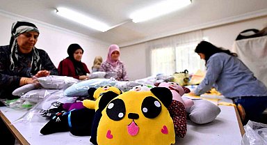 Mersin'de depremzede çocuklara 'uyku arkadaşı'