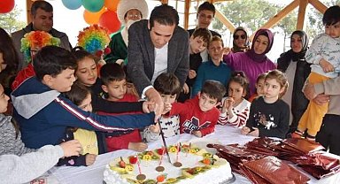 Mersin'de depremzede çocuklara doğum günü sürprizi