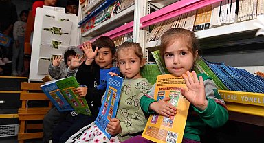 Mersin'de depremzede çocuklara kitap hediye edildi