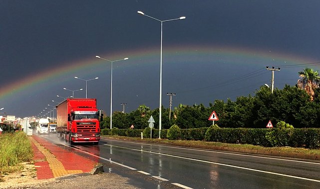 Mersin'de sağanak sonrası gökkuşağı renkli görüntüler oluşturdu