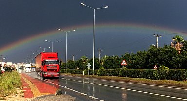Mersin'de sağanak sonrası gökkuşağı renkli görüntüler oluşturdu