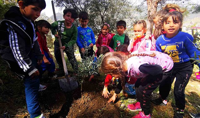 Mersin'in tüm okullarında 'Yarın Sen de Bir Fidan Dik' etkinliği