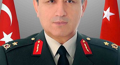 Milli Savunma Bakanı Akar'ın Özel Kalem Müdürü Tuğgeneral Remzi Albasan, 40 seneyi aşkın süredir giydiği üniformasını çıkarttı