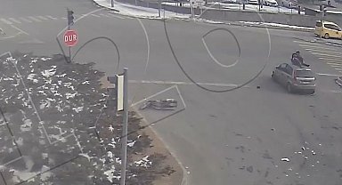 Motosiklet sürücüsü kendisine çarpan otomobilin tavanına düştü