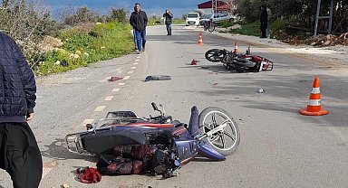 Motosikletler kafa kafaya çarpıştı: 3 yaralı