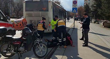 Motosikletli kurye otobüse arkadan çarptı