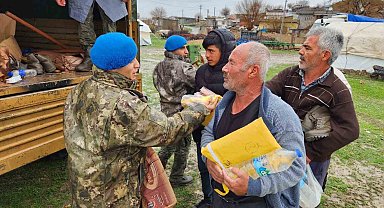 MSB: "Mehmetçik, sel felaketinin neden olduğu zorlu şartlarda yardım faaliyetlerini aralıksız sürdürüyor"