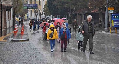 Müze gezme aşkına sağanak yağmuru umursamadılar
