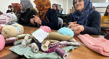 Nevşehir'de depremzede kadınlar örgü örerek stres atıyor