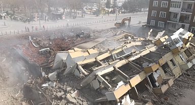 Niğde'de depremlerden hasar gören 37 yıllık bina yakıldı