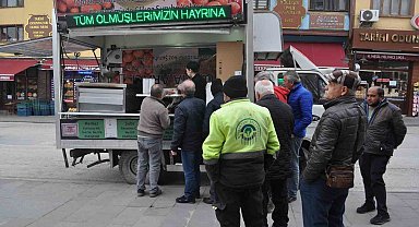 Odunpazarı esnafı depremde ölenlerin hayrına lokma döktürdü