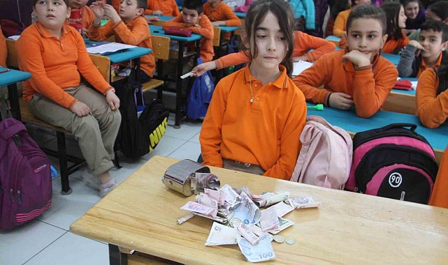 Öğrenciler sınıf kumbarasına yurtta kalan depremzede akranları için harçlıklarını bağışladı