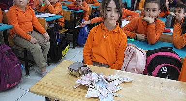 Öğrenciler sınıf kumbarasına yurtta kalan depremzede akranları için harçlıklarını bağışladı