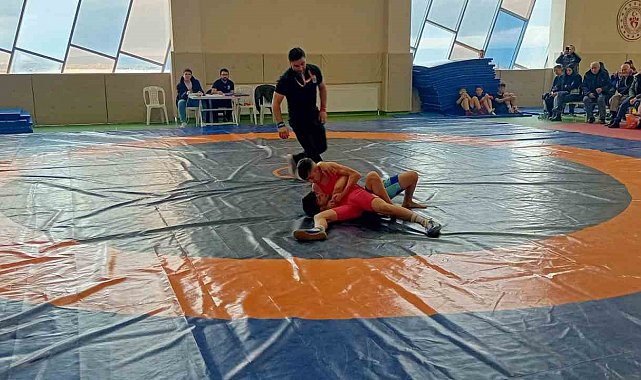 Okul sporlarında güreş müsabakaları sona erdi