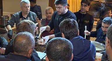 Ömür Şef, Elbistan'da her gün 12 bin kişiye sıcak yemek hazırlıyor