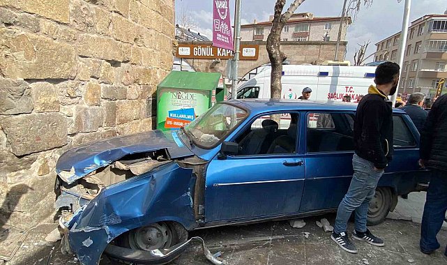 Önce kaldırımda yürüyen yayaya, sonra cami duvarına çarptı