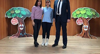 Ortaokul öğrencisi Yağmur Bilgiç, 'İstiklal Marşı'nı Ezbere Okuma Yarışması'nda il birincisi oldu