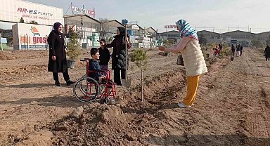 Özel öğrenciler Karatay'da fidan dikti