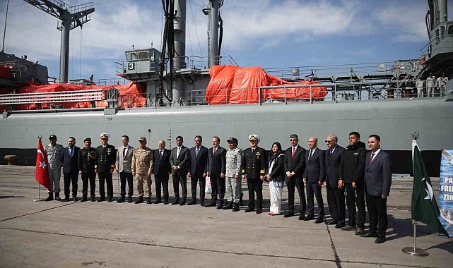Pakistan'ın ilk yardım gemisi Mersin'e geldi