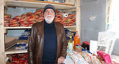 Paranın geçerli olmadığı bakkalda, ihtiyacı olan poşetini doldurup gidiyor