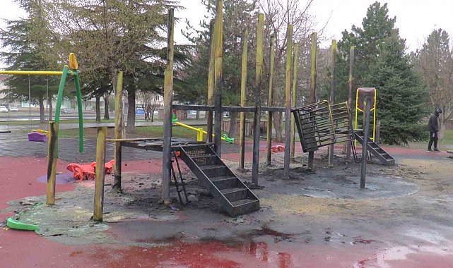 Park Yandı, Oyuncaklar Kül Oldu