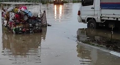 Patlayan boru mahalleyi sular altında bıraktı, kanalın da ihata duvarını yıktı
