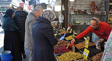 Ramazan hazırlığı yapan vatandaşlar zeytin tezgâhlarının önünü doldurdu