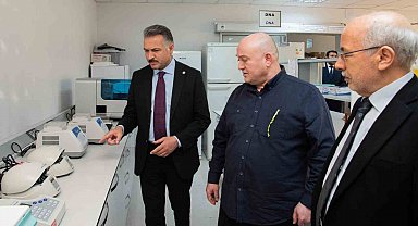 Rektör Aksoy, Ziraat Fakültesi laboratuvarlarında incelemelerde bulundu