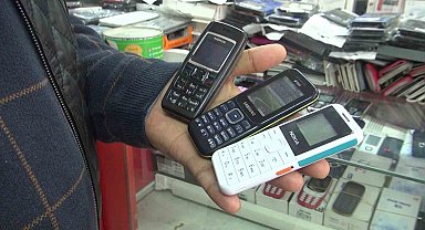 Sadece asker ve yaşlılar alıyordu: Tuşlu telefonlar depremlerin ardından yeniden değer kazandı