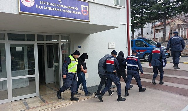 Seyitgazi'deki bıçaklı kavga: 1'i ağır 2 yaralı