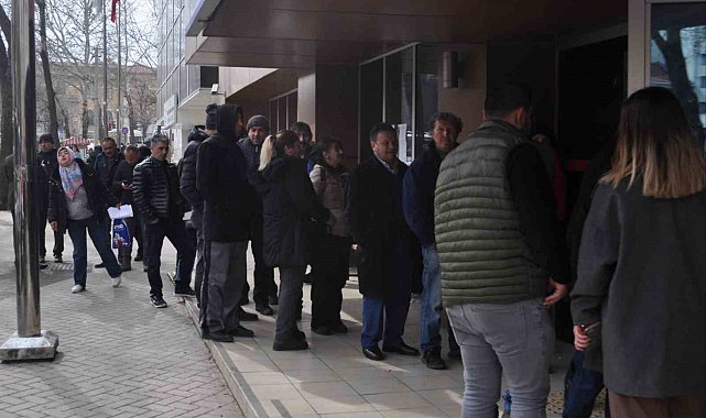 SGK önündeki EYT kuyrukları devam ediyor