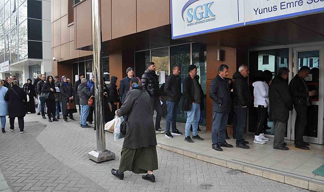 SGK önündeki EYT kuyrukları devam ediyor