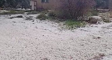 Silifke'yi dolu beyaza bürüdü