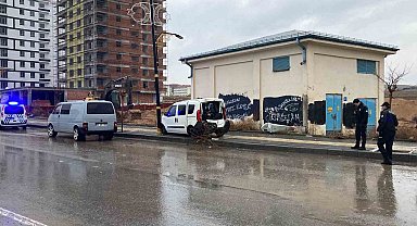 Sivas'ta hafif ticari araç ağaca, ardından direğe çarptı: 1'i ağır 4 yaralı